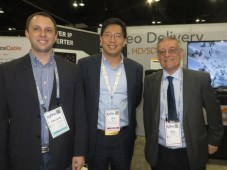 Emilano Bonansea y Raúl Malisani, de Interlink, con Jeff Zhu, de Wellav, en la SCTE