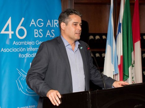 Heber Martínez, integrante del directorio del Enacom, durante la conferencia de AIR en Argentina