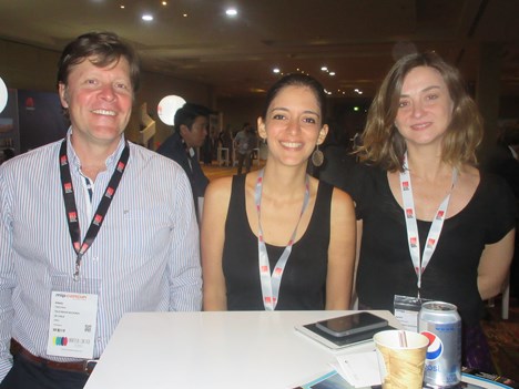 Alexis Piwonka, international distribution, e Isabel Rodriguez, head of acquisitions, ambos de TVN Chile (bordes) junto a Fabiola Paravisini, gerente