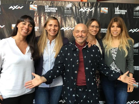 Ivana Steinberg y Carolina Martino con Ronnie Arias, que hace las entrevistas