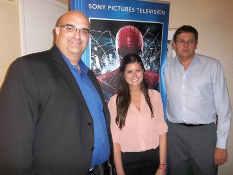 Alex Marin con Carolina Sabbag, directora de venta de formatos para Latinoamérica y El Caribe, y Helios Álvarez Filho, director ejecutivo de distribuc