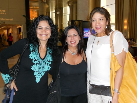 Cecilia Gómez de la Torre, gerente de adquisiciones, y Susana Umbert, nueva gerente de producción, ambas de Frecuencia Latina de Perú, con Rose Marie
