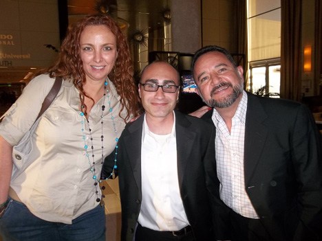 Paola Felgueres y Jorge Arregui de The Dubbing House México (extremos) con Martín Pazos, supervisor de servicio para Latinoamérica de Fox