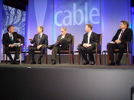 El moderador de la sesión, Piers Morgan, con Jeffrey Bewkes, Chase Carey, Patrick Esser y Ted Sarandos