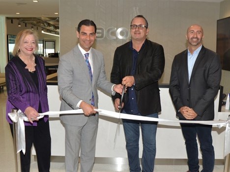 Alyce Robertson, Francis Suarez, Pierluigi Gazzolo y Juan 'JC' Acosta en el corte de cinta de las nuevas oficinas