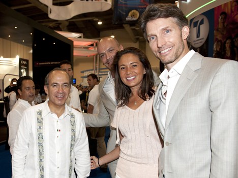 El presidente Felipe Calderon en el stand de Televisa: Fernando Muñiz, Yolanda Andrade y Bruce Boren