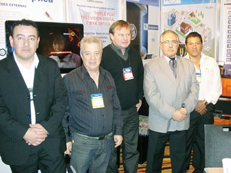 Nico Strumbo y Carlos Romo de Wiretech con su equipo de ventas y soporte