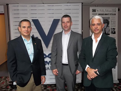 Daniel Rodríguez y Cristóbal Ponte (extremos) con Tamás Izsó, gerente financiero de la oficina en Hungría de Venevision