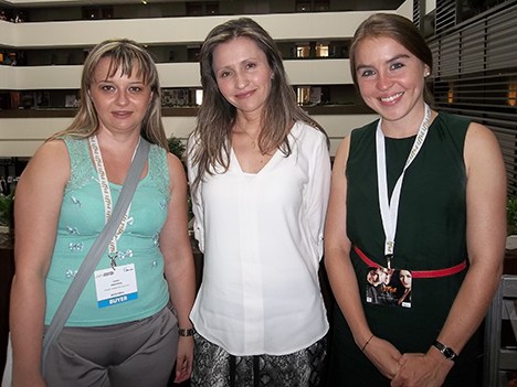 Veneta Arsovska, gerente general de Tramiso Marketing Solution de Macedonia, con Lina Waked, ejecutiva de ventas de RCN Colombia, y Ana María Barreto