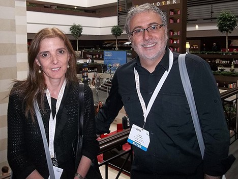 Bernarda Llorente y Claudio Villarruel con el Sofitel Hotel de fondo, durante Natpe Budapest