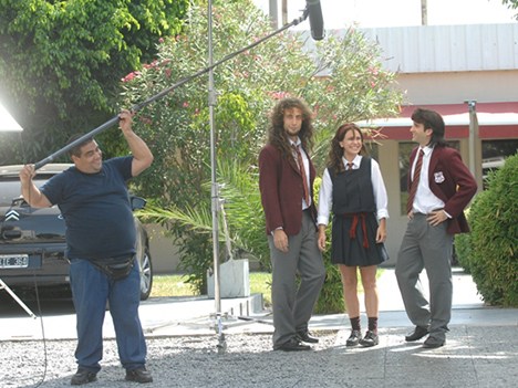 Graduados, que actualmente se emite en Argentina por Telefé, se está adaptando en México, Perú y Chile