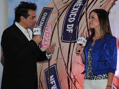 César Sabroso y Jennifer Brennan, en la presentación de Guerra de envíos en Ciudad de México
