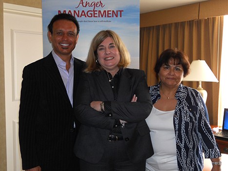 Nesim Hason, New Films International, con Maryann Pasante y Leticia Estrada, en la suite de Los Angeles