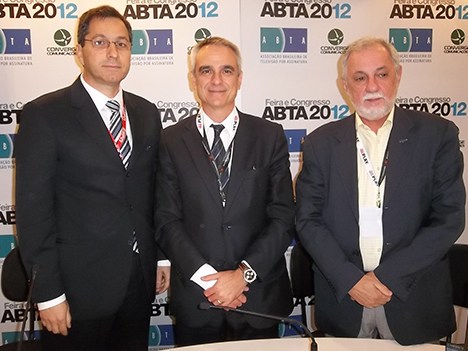 Marcus Gava, director adjunto de Video y Nuevos Productos, y Osvaldo Carrijo, Algar Telecom (extremos) con Vanderlei Rigatieri Jr., de WDC Networks