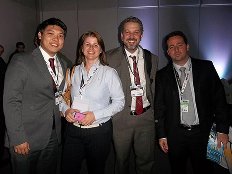 Marco Dyodi y Eduardo Guedes, gerente de marketing de Oi (extremos) con Ane Cristina Varoto, directora TI y Rodrigo Duclós, CIO de Net Servicos