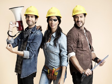 Benny Ibarra, Sonia Velásquez y Leo Gaetani, los conductores de la edición latinoamericana de Extreme Makeover...