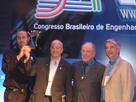 Peirre Jaspar y su equipo de B4M reciben de manos de Olimpio Franco la estatuilla