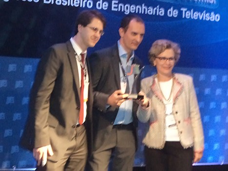 Cristiano Barbieri y Felipe Luna, de Harris, reciben el premio de Liliana Nakonechnyj