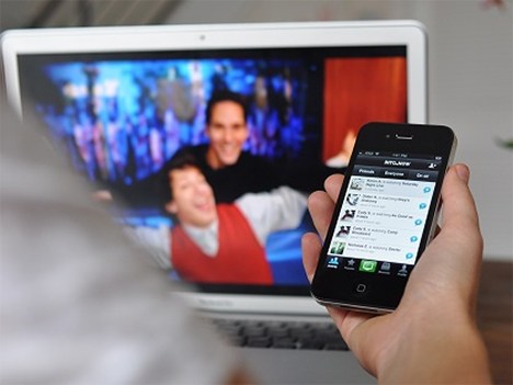 Crece el uso de redes sociales mientras se mira TV