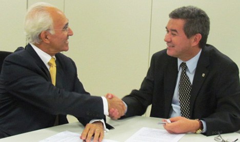 Alfonso Gajate, presidente de IslaLink, y Caio Bonilha firmaron el acuerdo en Brasilia