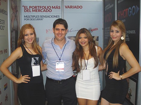 Ignacio Guido, junto a las promotoras del canal Play Boy TV, Claxson
