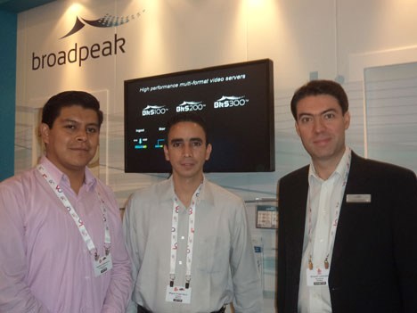 Carlos Zianos y Miguel Angel Nava de TotalPlay México, con Arnault Lannuzel de Broadpeak