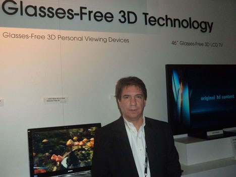Juan Punyed con el free lens 3D TV de Sony