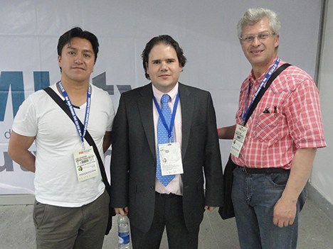 Gabriel Levy (medio) junto a Leonardo Pineros y Luis Guillermo Rodríguez de la Asociación de Antena Parabólica de Tocancipá, Cudinamarca