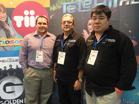 Carlos Cabrera de Televisa, con Agustín Becerra y Hii Fung Moy de Asotel de Venezuela