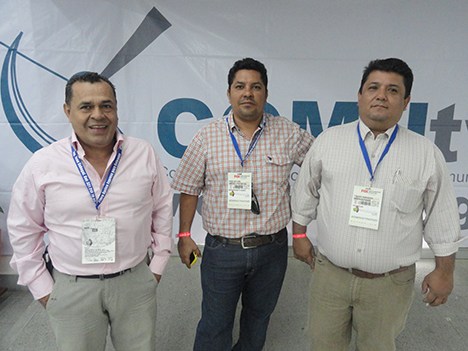Jairo Jiménez Martínez y Jairo Martínez Cristancho de Corporación TV Banco (Urumita, La Guajira), junto a Robinson Marin Durango de Telemolino