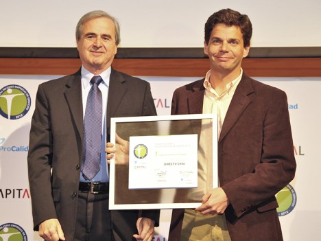 Julio López, director general de DirecTV Chile, recibe el premio de manos de Juan José Morales, director ejecutivo de ProCalidad