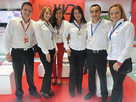 Juan Carlos Gómez (quinto), gerente de TeleVVD, con su equipo comercial