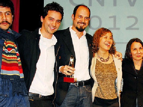 Marcelo Ferrari recibe el premio por la miniserie Puerto Hambre, basada en una colonización histórica en la Patagonia chilena