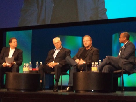 Mesa de líderes: El moderador Jim Ludington, el CEO de SCTE Mark Dzuban, K Dane Snowden de la NCTA y Phil McKninney de Cablelabs