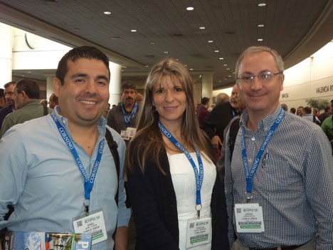 Ariel Tuñón y Diego Eleta, de Cableonda Panamá, con Cecilia Pedraza, de Cablemás