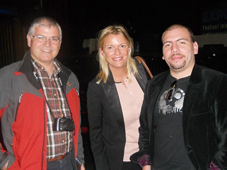 Emilie Pasquet, ejecutiva de ventas de BRB Internacional (medio) con Sergio Díaz García, director de la Escuela de Artes Digitales de la Universidad d