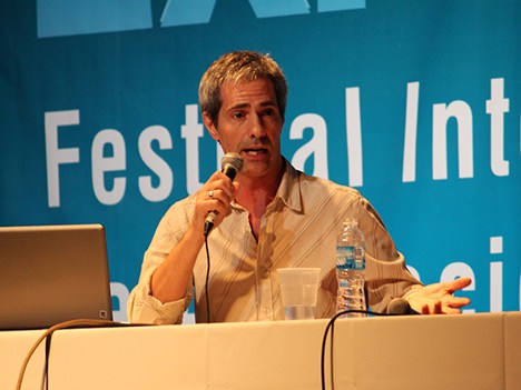Gustavo Cova de Directores Argentinos de Cinematografía (DAC) ofreció la conferencia Cómo dirigir y producir en Argentina