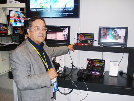 Andrew Nelles, de Sony BPLA, con los monitores OLED