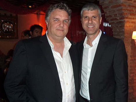 Alejandro Harrison, de Pramer, con Antonio Álvarez, gerente de programación de Cablevisión