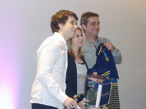 Mariano Simonetta y Norma Trinchitella, de SVC, junto al ganador del sorteo realizado durante la fiesta, Gerardo Tarascón, de Salva TV