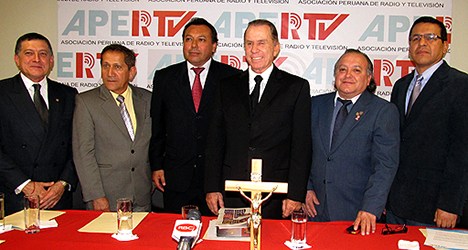 Comisión directiva de APERTV: Ricardo Belmont de Red Bicolor, Alex Samaniego de Radio San Borja, Edgar Saldaña de Radio Canto Grande, Salvador Otoya d