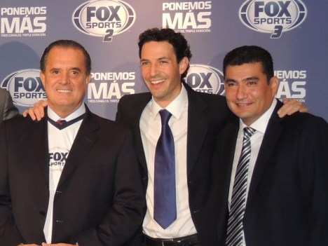 El conductor Raúl Orvañanos, Lorenzo Orozco, VP y director general de FIC México, y Fausto Ceballos, VP de programación y producción, durante la prese