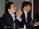 Juan Estaban Calle y Marc Eichmann, anoche en el debate final por la fusión (Foto: ElMundo.com)