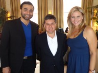 Carlos Mesber, CEO, y María Gabriela Useche, gerente general de High Hill Entertainment (extremos) con Cosme López, gerente general de Venevision Cont