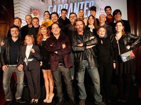 Todo el elenco de Farsantes en la presentación de la tira