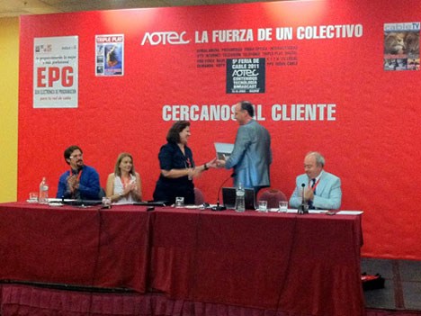 Servando S�nchez, presidente de AOTEC, entrega a Francisca Quintero de la red de cable de Huelva Paida el galard�n de Red de Cable del a�o (Foto: Sesi