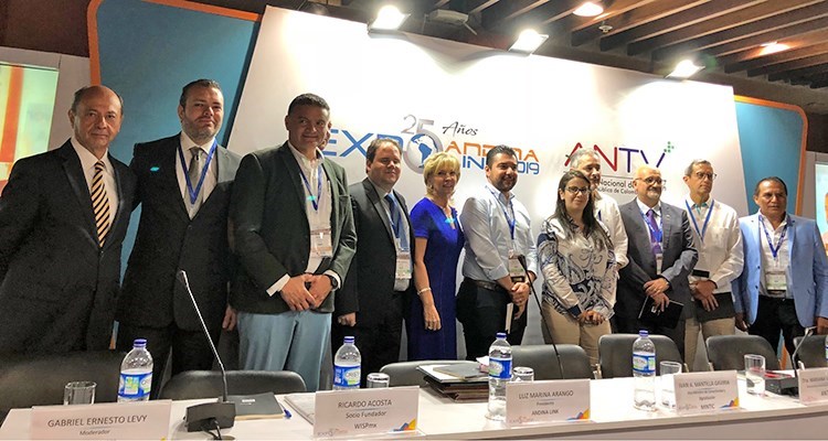 Luz Marina Arango acompañada de los reguladores y cámaras de ISPs en la inauguración de Andina Link