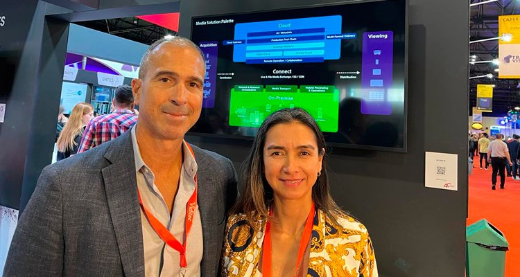 Daniel McDonnald, Sr. Solution Manager de Sony PSLA, junto a Claudia Avendaño en CAPER 2022.