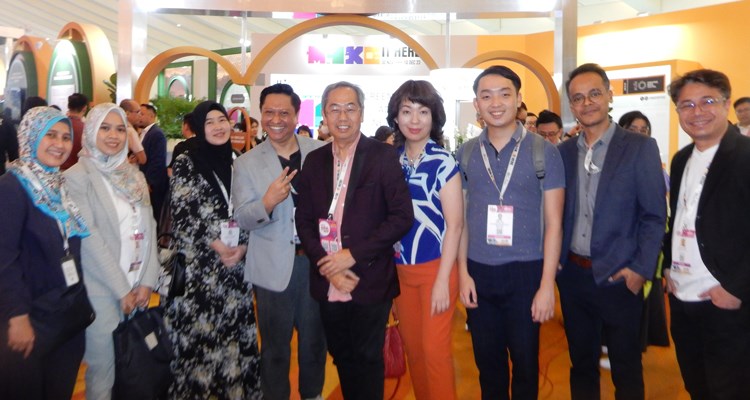 Broadcasters, platforms and producers at the Singapore cocktail: Hazlin Haiz from Infocomm Media, Singapore; Zahira Razak, Farlina Mohamed, Wan Haiz, all from Mediacorp (Singapore) ; David Teo from Metrowealth (Malaysia) ; Jane Lim from MIG Production (Malaysia) ; Jason Teo from Metrowealth (Malaysia) ; Zeb De Costa from iQiyi (Malaysia) ; and Ezra Farabi from Mediacorp (Singapore)