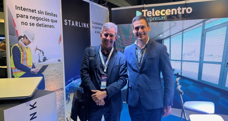 Alejo Smirnoff, de Prensario, junto al presidente de Telecentro Fernando Herrera